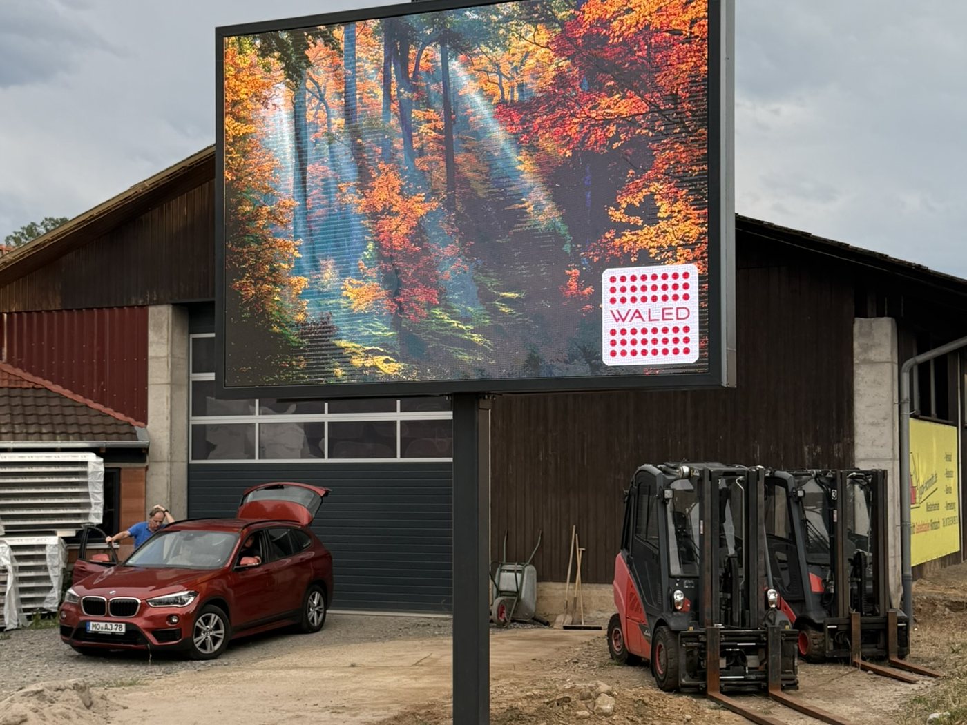 Gemmion – beidseitiger LED-Pylon 1