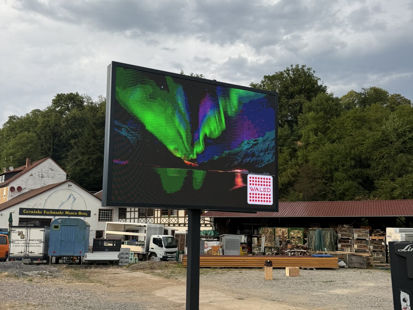 Gemmion – beidseitiger LED-Pylon 4